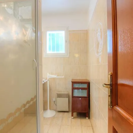 Sainte-maxime Sleeps 8 Pool Wifi