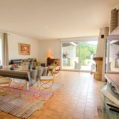 Sainte-maxime Sleeps 8 Pool Wifi